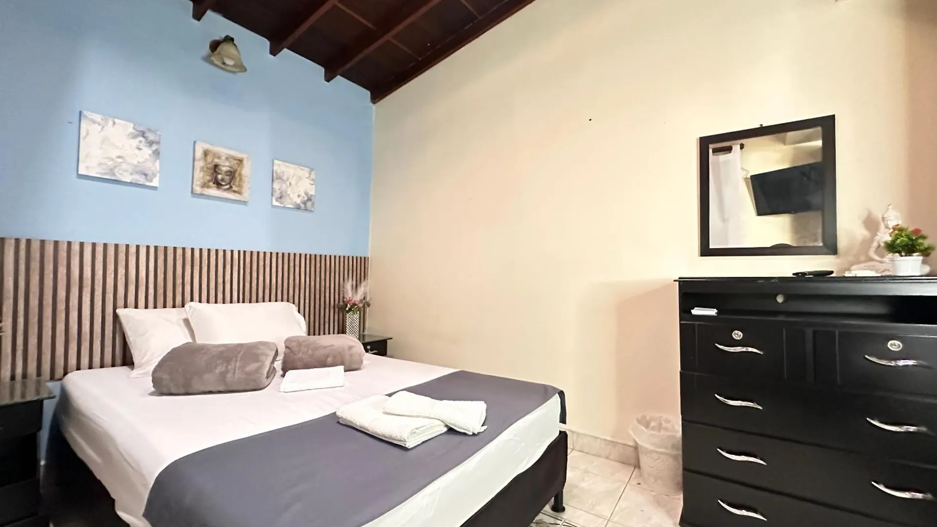 Casa Para 16 Personas Laureles Medellin Colombia